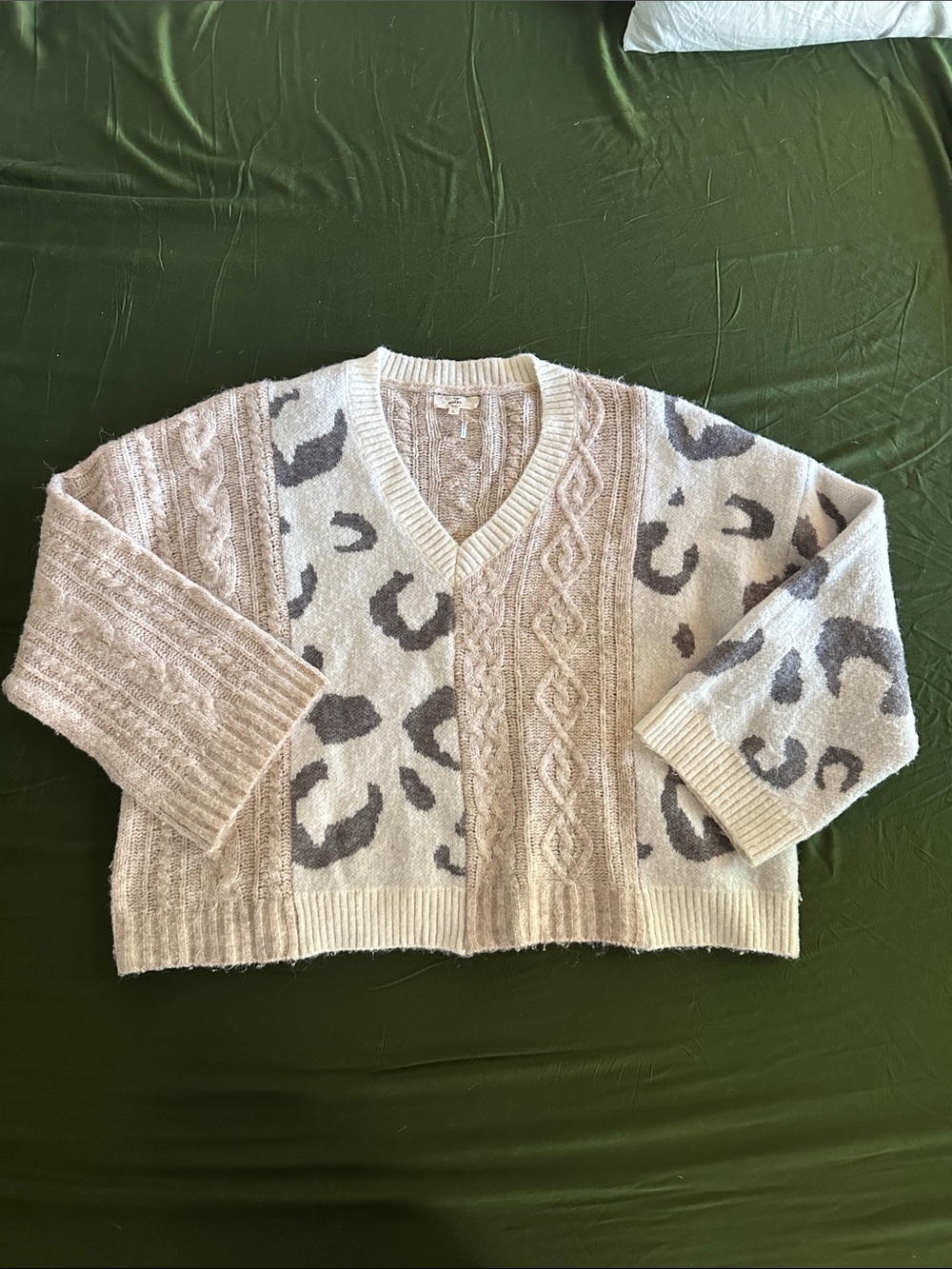 entro - Cream and Taupe Leopard Cable V-Neck Sweater - L